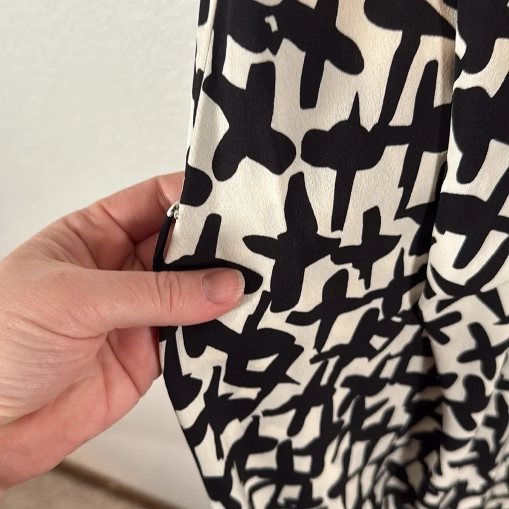 Diane Von Furstenberg Black & White Danil Print Silk Cowl Neck Dress Size 4